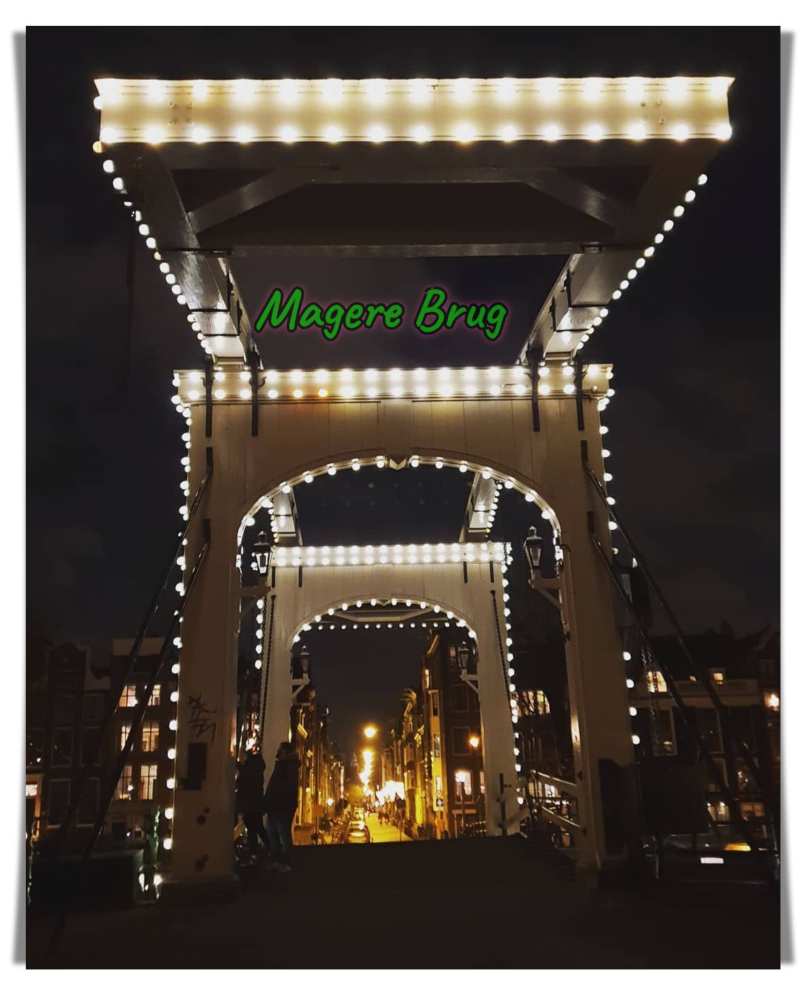 Magerebrug in de avond. Lampu-lampu Amsterdam. Jembatan Kayu Magere Brus, Skinny Bridge, Wisata Jalur Utara, Belanda, Serbalanda Tour
